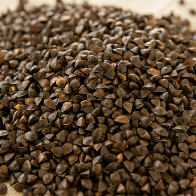 「玄そば」の状態で保管し、製造のタイミングで製粉