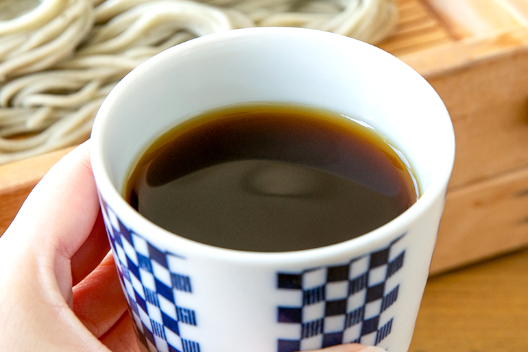 かつお節の風味豊かなつゆをセットでお届け