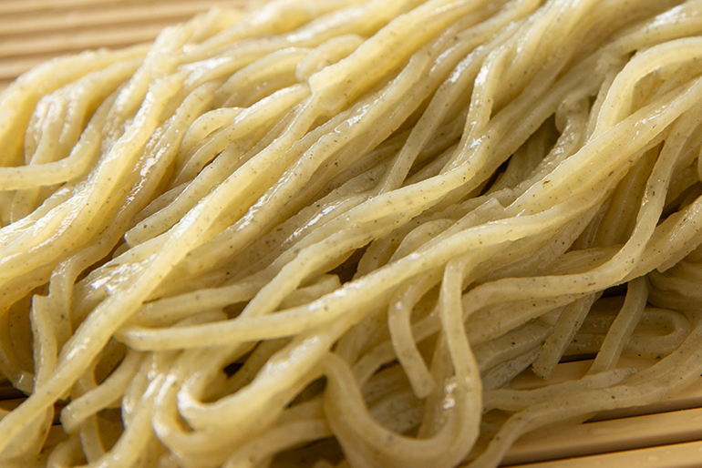 葉をふんだんに練り込んだ麺