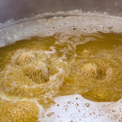 大豆は水からじっくりと時間をかけて煮る