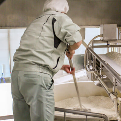 「抜け掛け法」という昔ながらの製法で米を蒸す