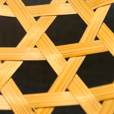 手作業で編んだ竹籠の六角形模様が美しい