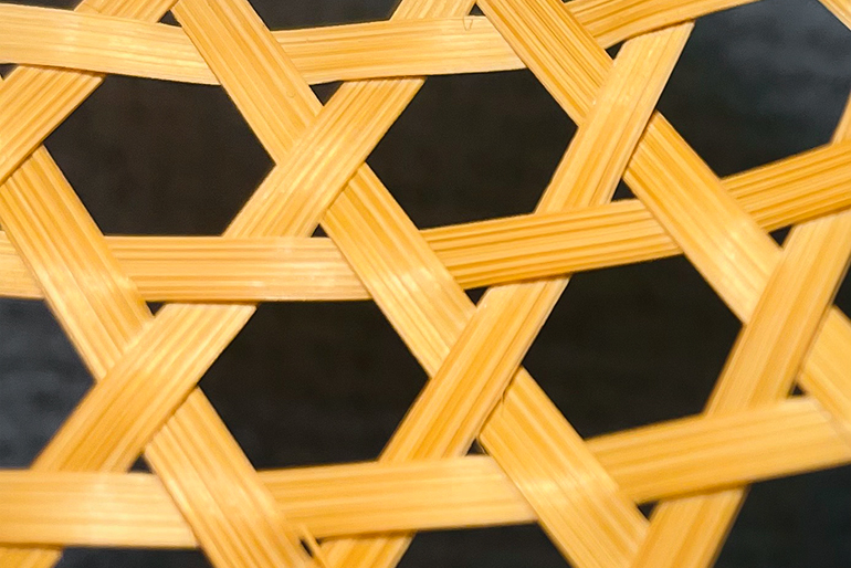 手作業で編んだ丈夫な竹籠