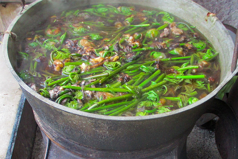 収穫してすぐに大きな釜で茹で、おいしさを閉じ込めます