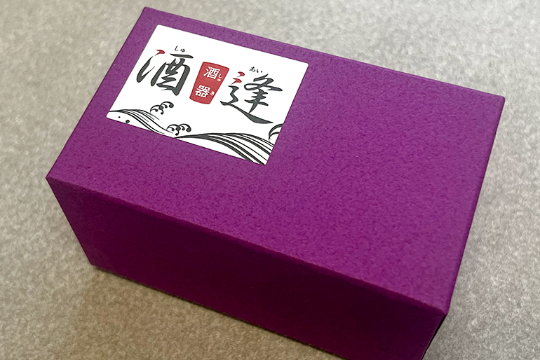 ロゴが入った化粧箱に入れてお届けします