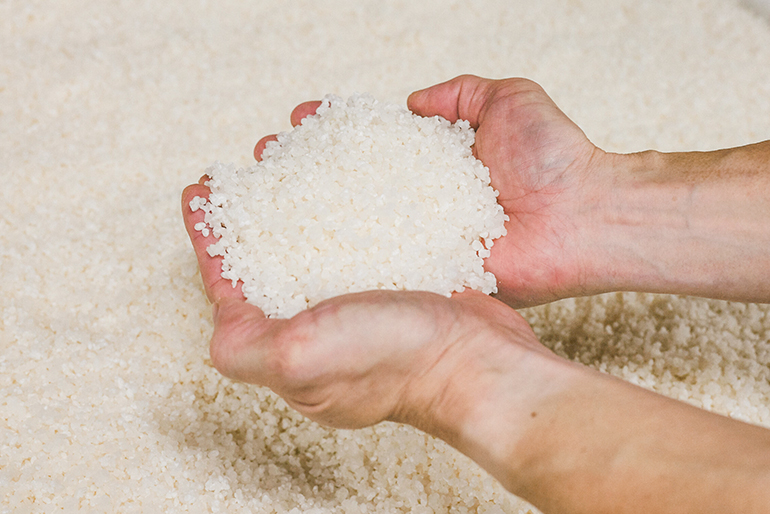 蔵人の手仕事が、地元米の旨みを最大限に引き出します