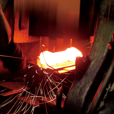 頑丈な工具を作る「熱間鍛造」