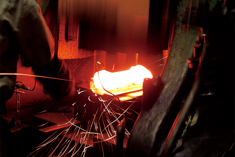 強靭な工具を作る「熱間鍛造」