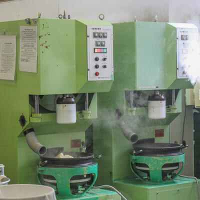 もち米の栽培から加工まで、自社で一貫生産