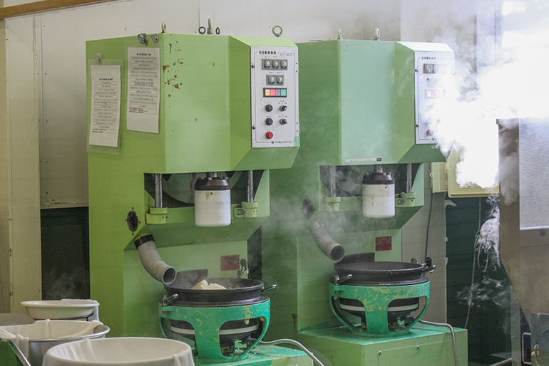 もち米の栽培から加工まで、自社で一貫生産