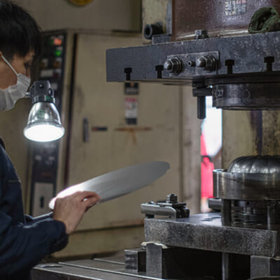 燕三条の加工技術で、細部まで作り込む