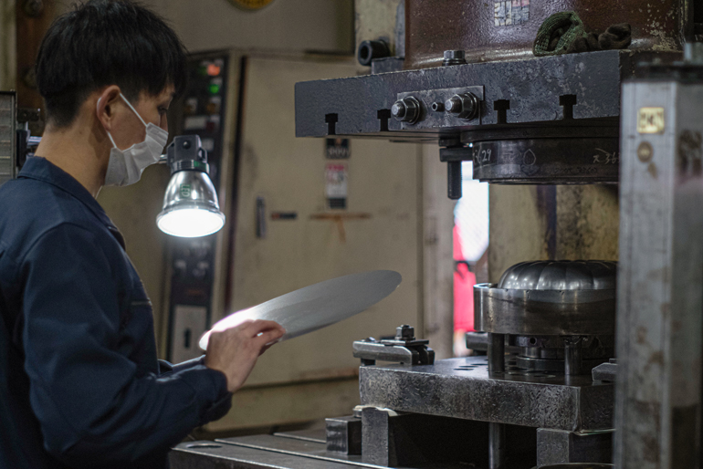 燕三条の加工技術で、細部まで作り込む