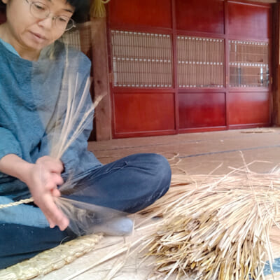 古くから伝わる農家の冬仕事「わら細工」