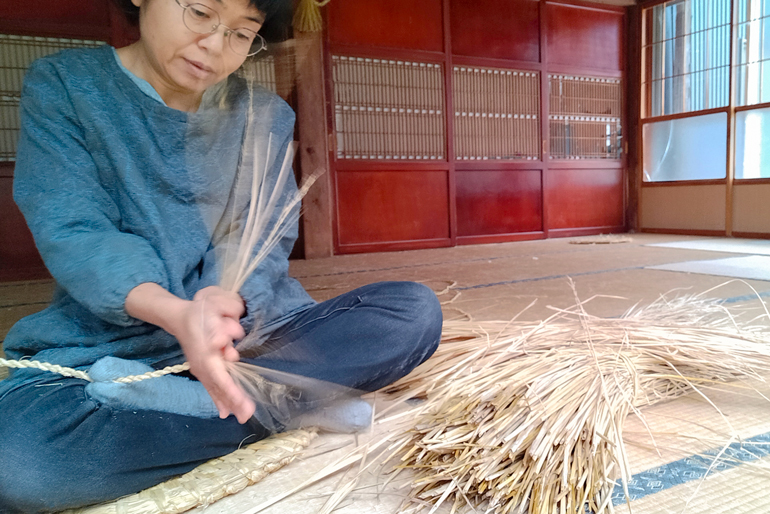 古くから伝わる農家の冬仕事「わら細工」