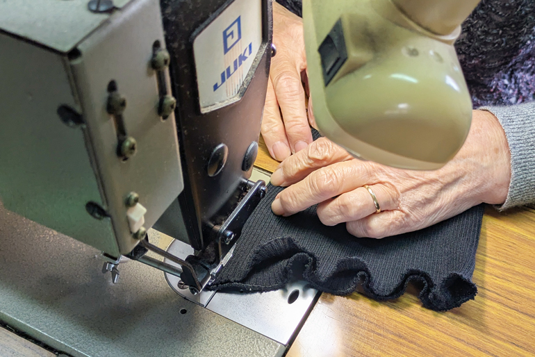 丹念な手仕事が生む「見附ニット」