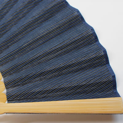 小千谷縮の扇子（縞・紺）