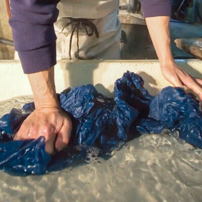 湯もみが生む、涼やかな風合いの「小千谷縮」