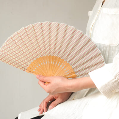 見た目も涼やか、小千谷縮の扇子