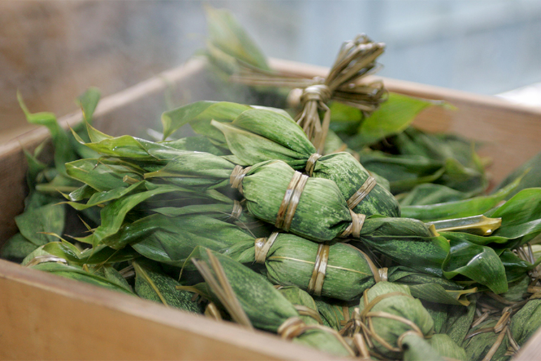 餅を笹で包んでから蒸し上げる「後蒸し製法」