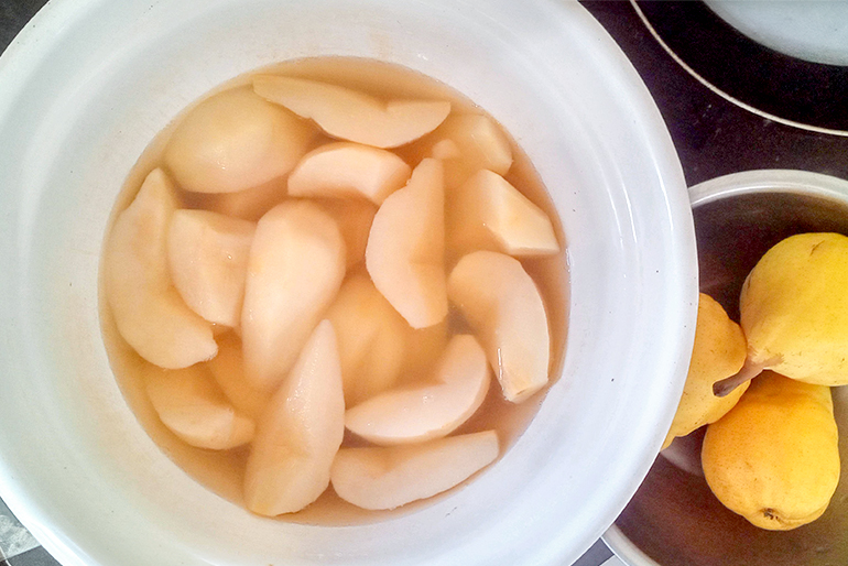 旬の果物や野菜を仕入れ、自ら加工して使用！