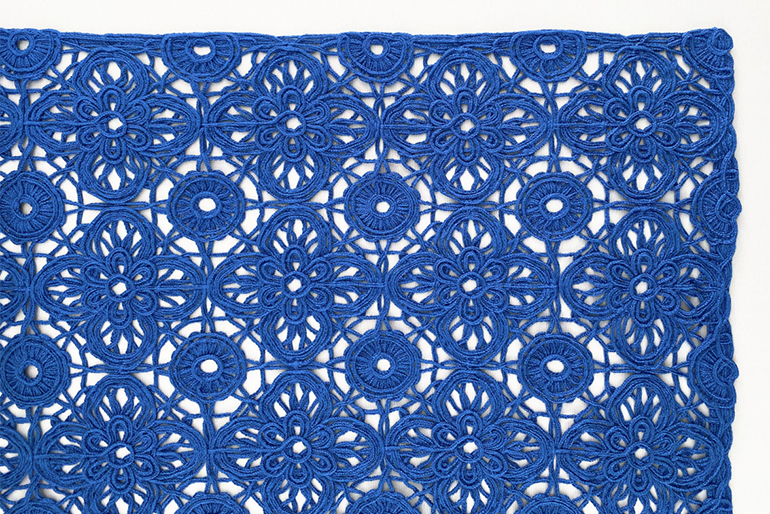 複雑で繊細なコード刺繍は、熟練の職人のなせる業