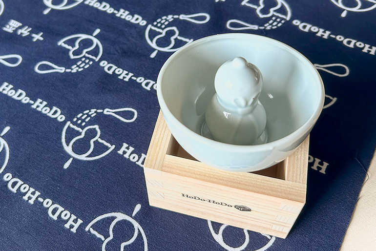 欲張るとこぼれる？遊び心あふれる不思議な盃のセット 