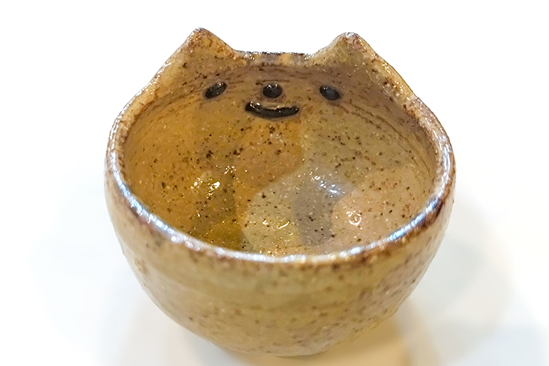 伝統工芸の技が光る！「招き猫」がモチーフの酒器