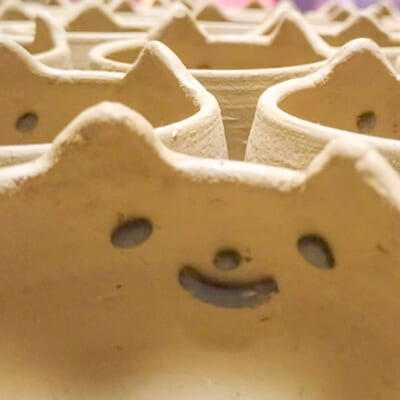 土の温もりとキュートな猫の顔が魅力です