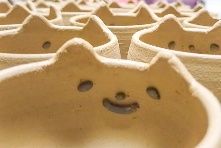 土の温もりとキュートな猫の顔が魅力です