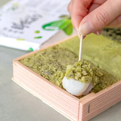見た目も華やかな「茶豆の三色だんご」