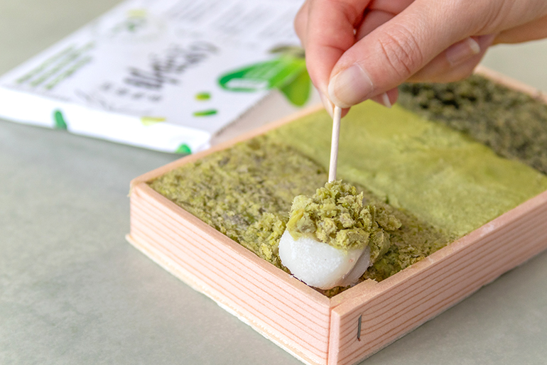 見た目も華やかな「茶豆の三色だんご」