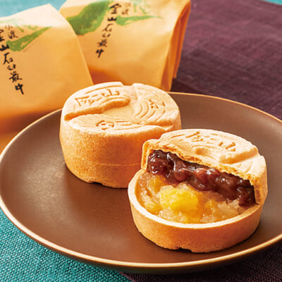 ぎっしり詰まった2種類のあんこが贅沢な最中