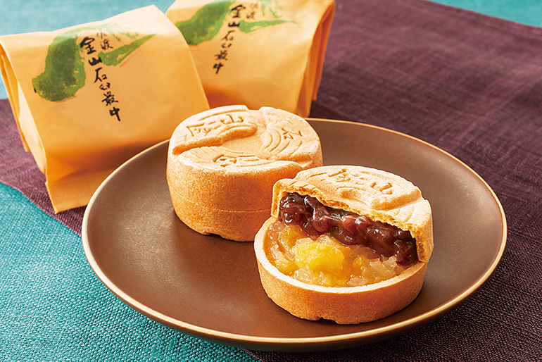 ぎっしり詰まった2種類のあんこが贅沢な最中