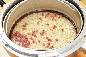 2. 吸水から炊飯まで時間をかけて柔らかくする