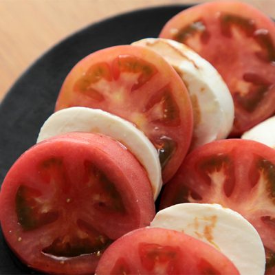 トマトとモッツァレラにかけて、簡単「カプレーゼ」の出来上がり♪