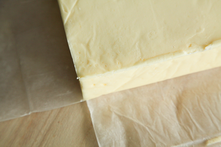 搾りたての生乳から作った真っ白なバター