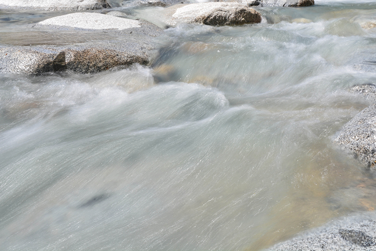 尾神岳（おかみだけ）から流れる清らかな水を使用
